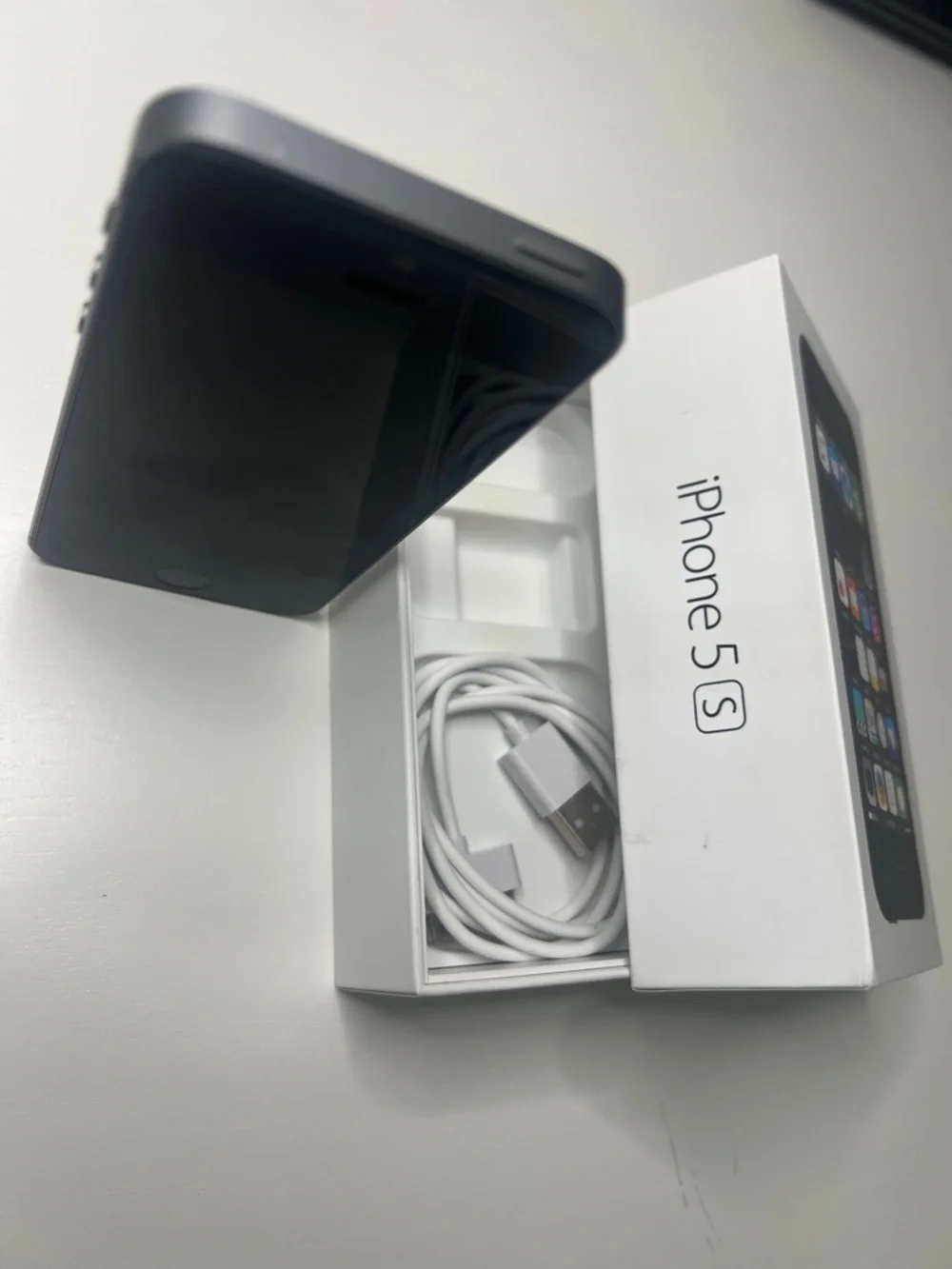 3 iphone 5s, 4s white and black